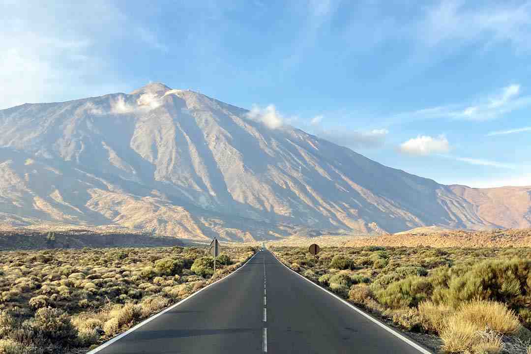 Quel est la hauteur du mont Teide le volcan qui surplombe l'île ?
