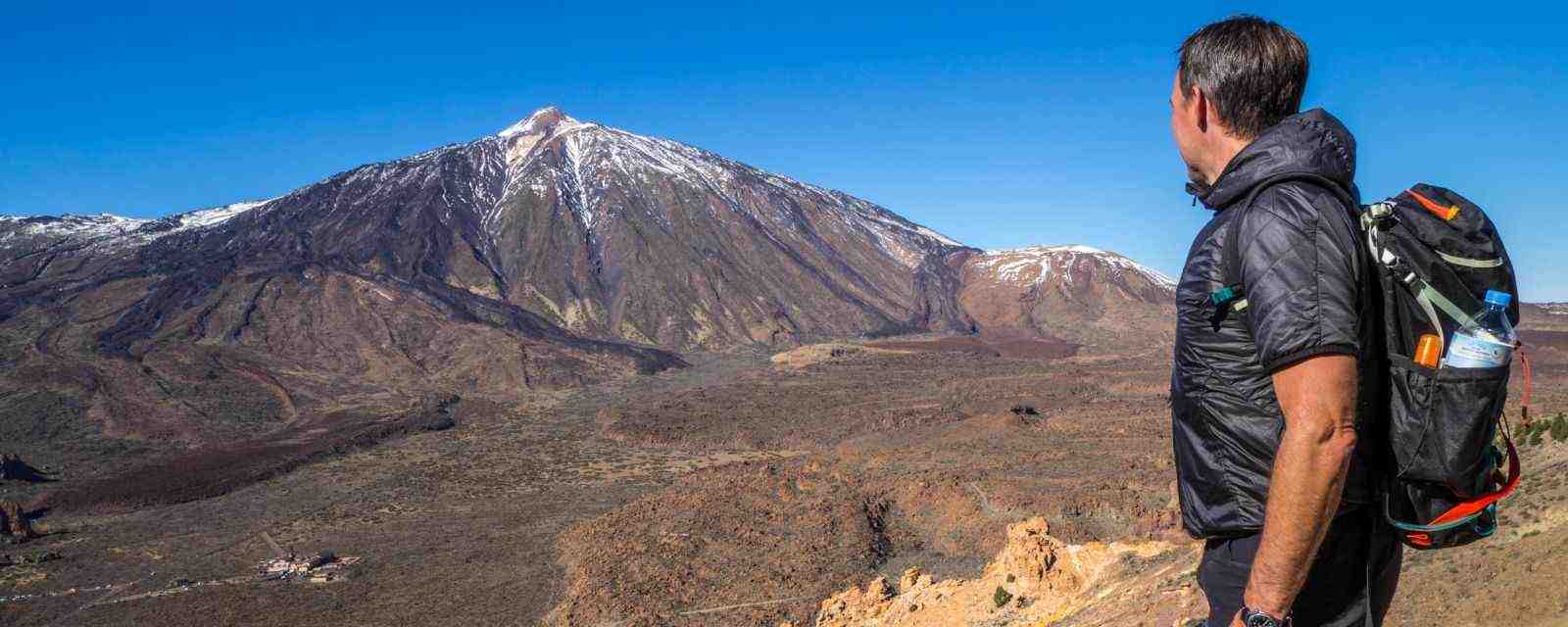 Quel est la hauteur du mont Teide le volcan qui surplombe l'île ?