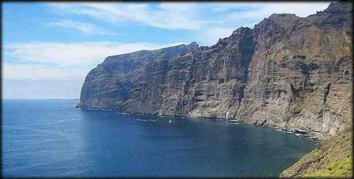 Quelle est la hauteur maximale des falaises de Los Gigantes ?