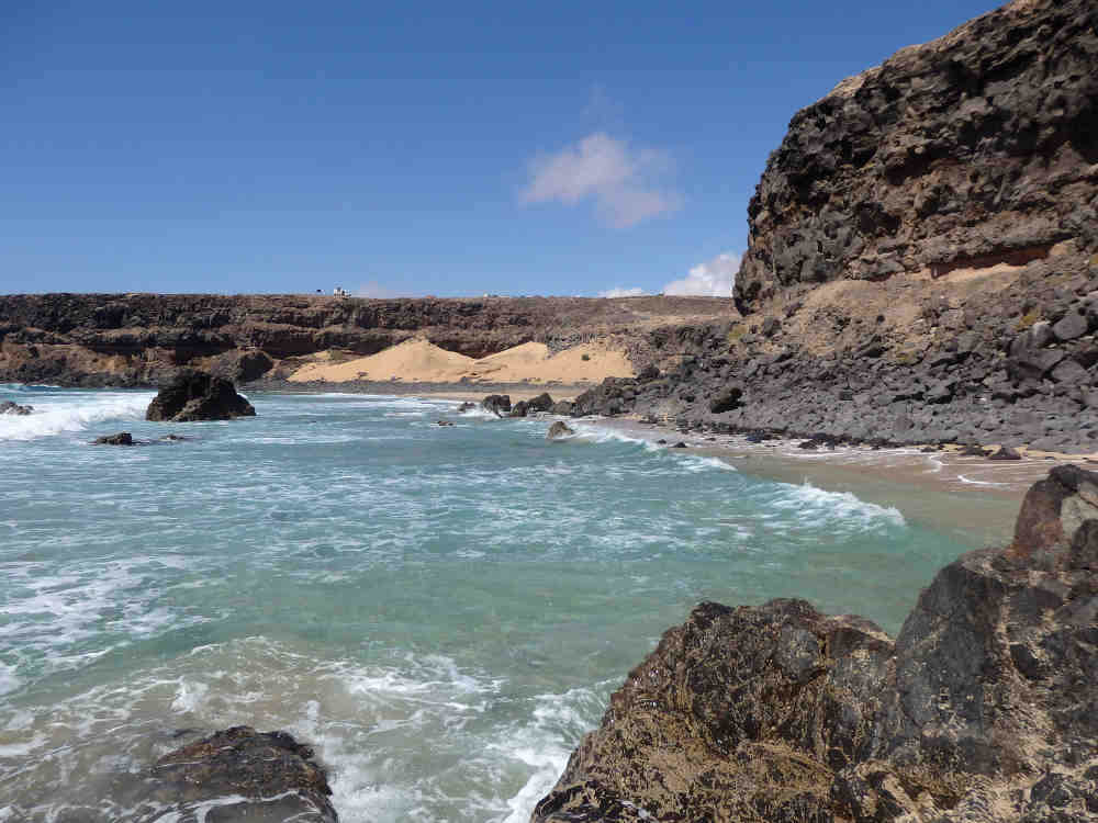 Quelle mer entouré Fuerteventura ?